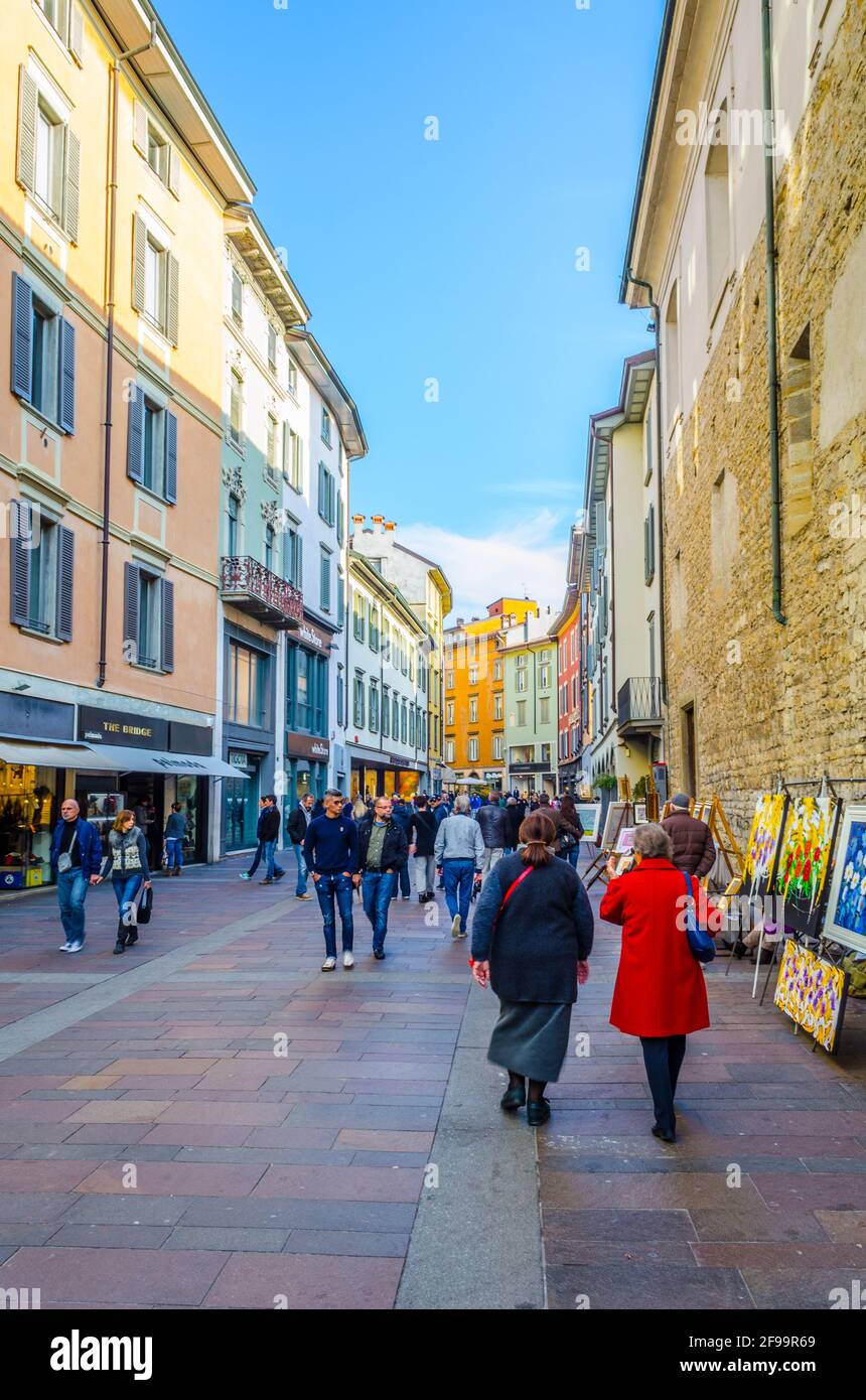 BERGAMO, ITALIEN, 2. NOVEMBER 2014: Blick auf eine Straße in Bergamo, Italien Stockfoto