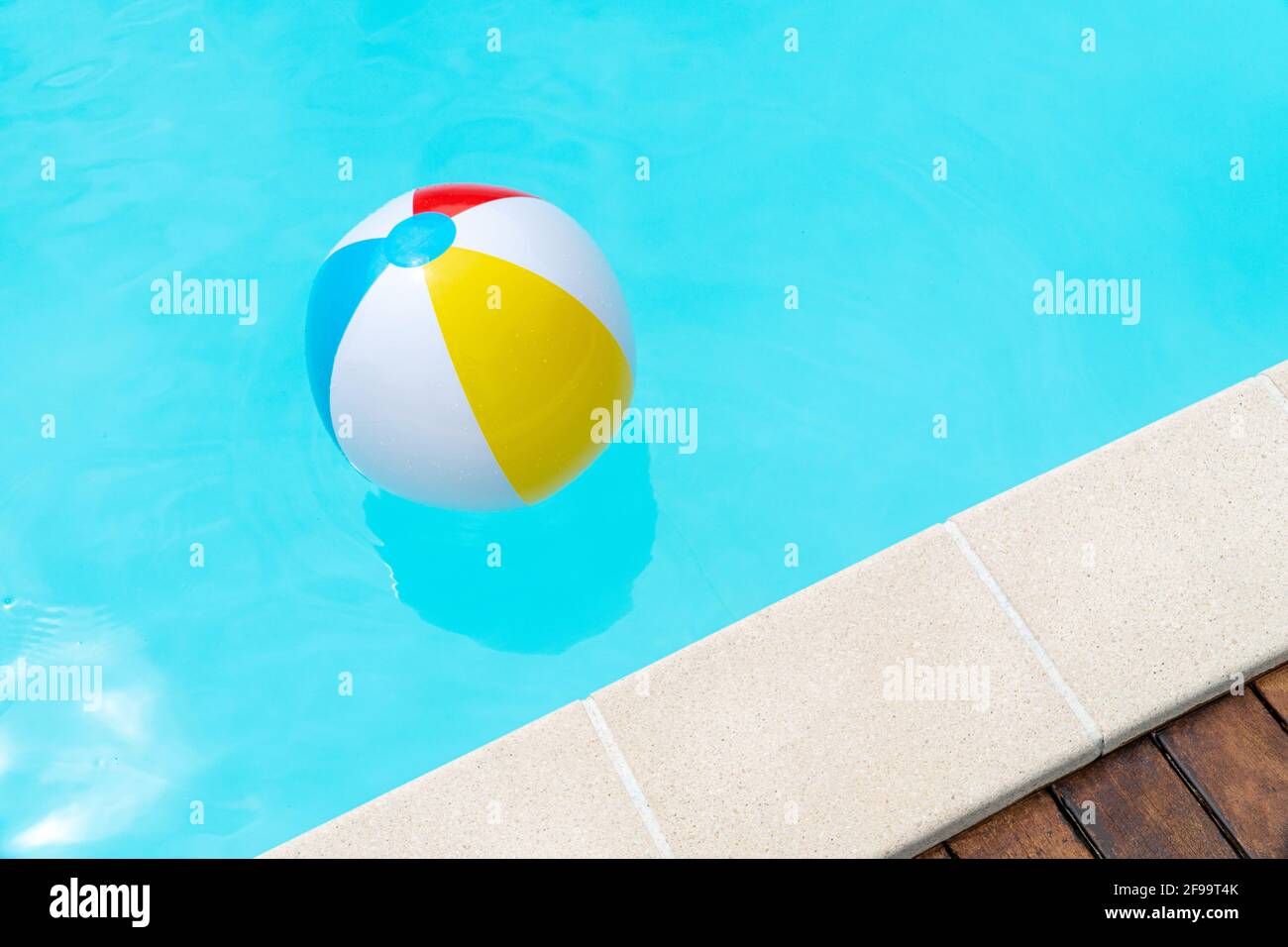 Farbenfroher Beach Ball schwimmt auf einem Swimmingpool. Speicherplatz kopieren Stockfoto