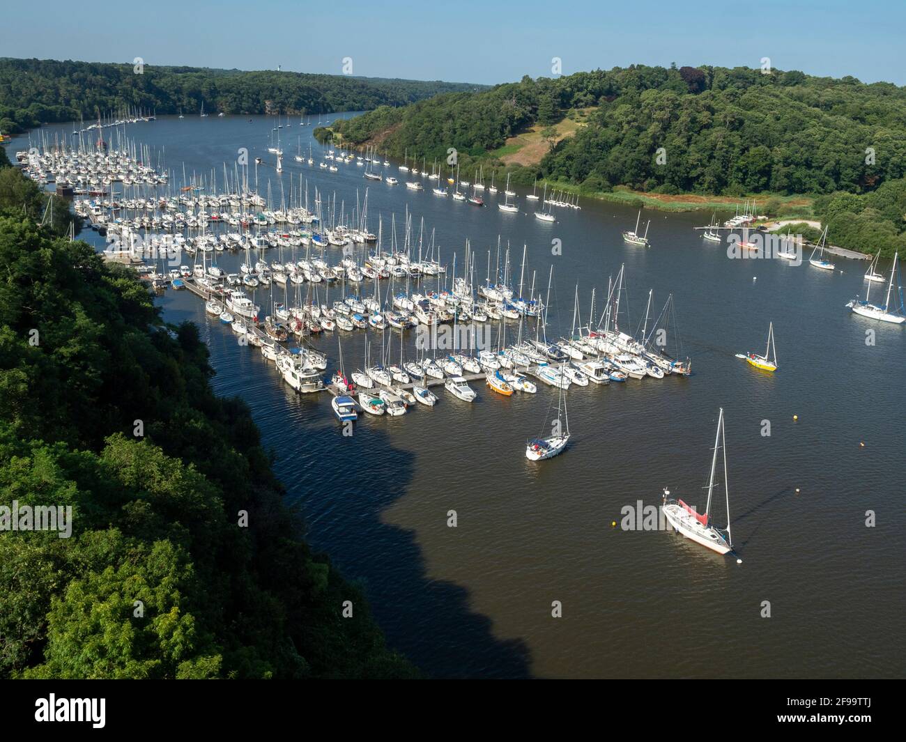 Der Fluss La Vilaine und der „neue“ Hafen von La Roche Bernard von der Hängebrücke auf der D 765 aus gesehen. Stockfoto