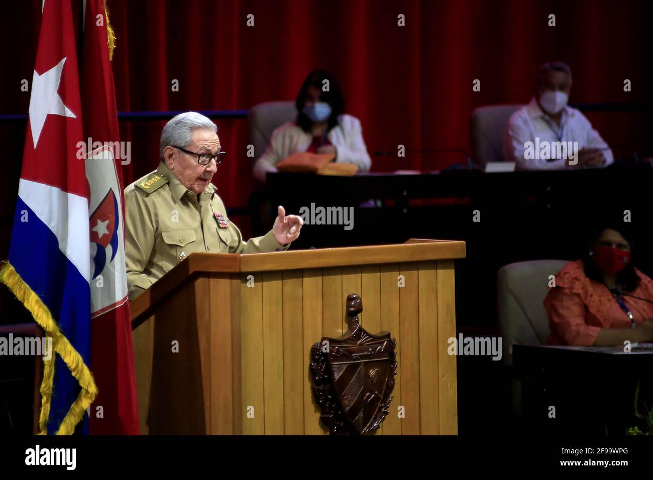 Havanna, Kuba. April 2021. Der erste Sekretär des Zentralkomitees der Kommunistischen Partei Kubas (PCC), Raul Castro, stellt den Zentralbericht dem 8. Kongress des PCC in Havanna, der Hauptstadt Kubas, am 16. April 2021 vor. Der achte Kongress des PCC startete am Freitag im Kongresszentrum von Havanna. Mit hochrangigen Parteiführern und Delegierten aus der ganzen Insel, die anwesend sind, ist der Abschluss der Sitzung am Montag geplant. (Ariel Royero/Prensa Latina/Handout via Xinhua) Quelle: Xinhua/Alamy Live News Stockfoto