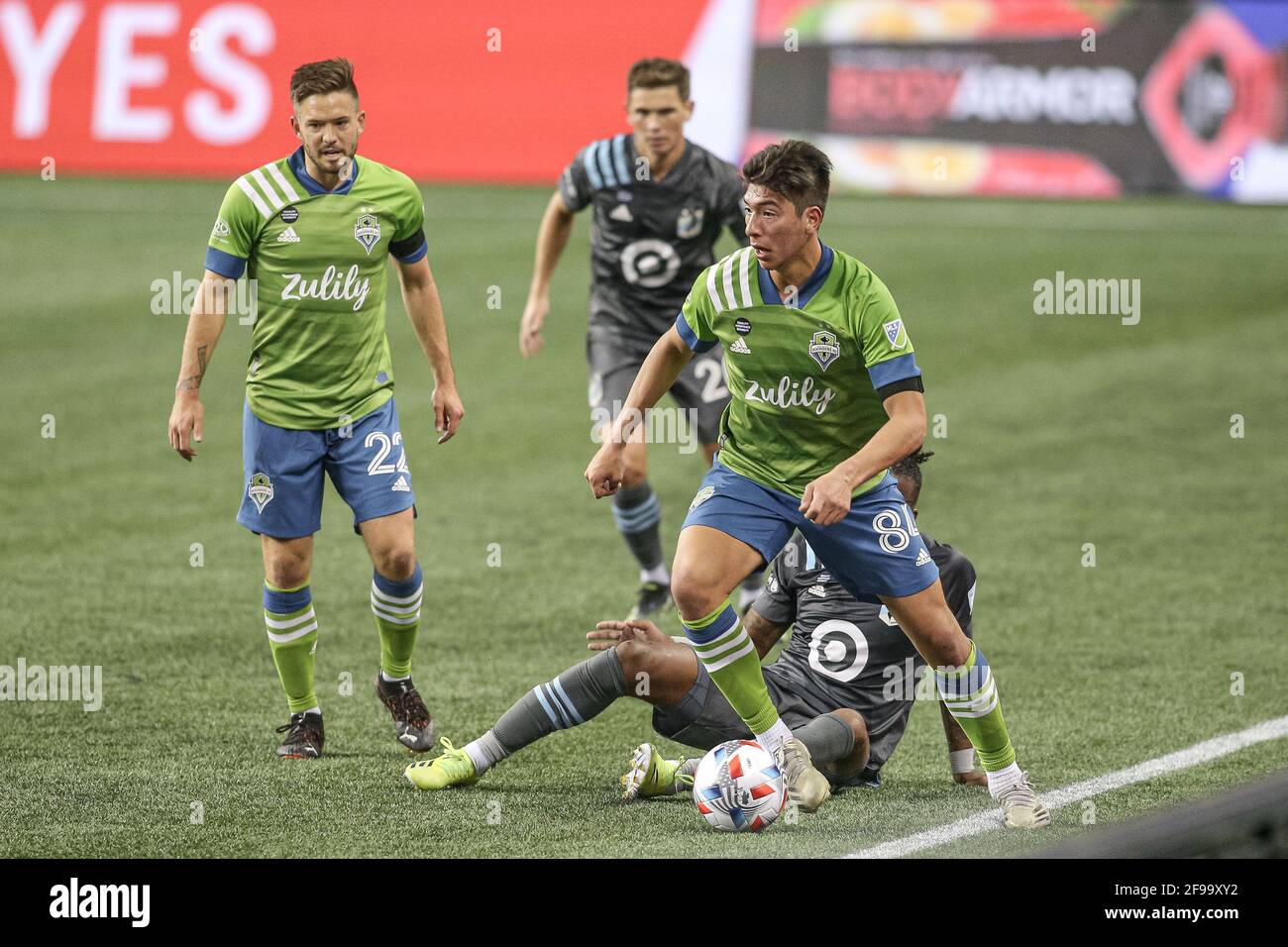 Josh Atencio (84), Mittelfeldspieler des FC Seattle Sounders, und Minnesota United FC-Verteidiger Romain Metanire (19) kämpft während des Kampfes um den Ball Die zweite Hälfte eines Stockfoto