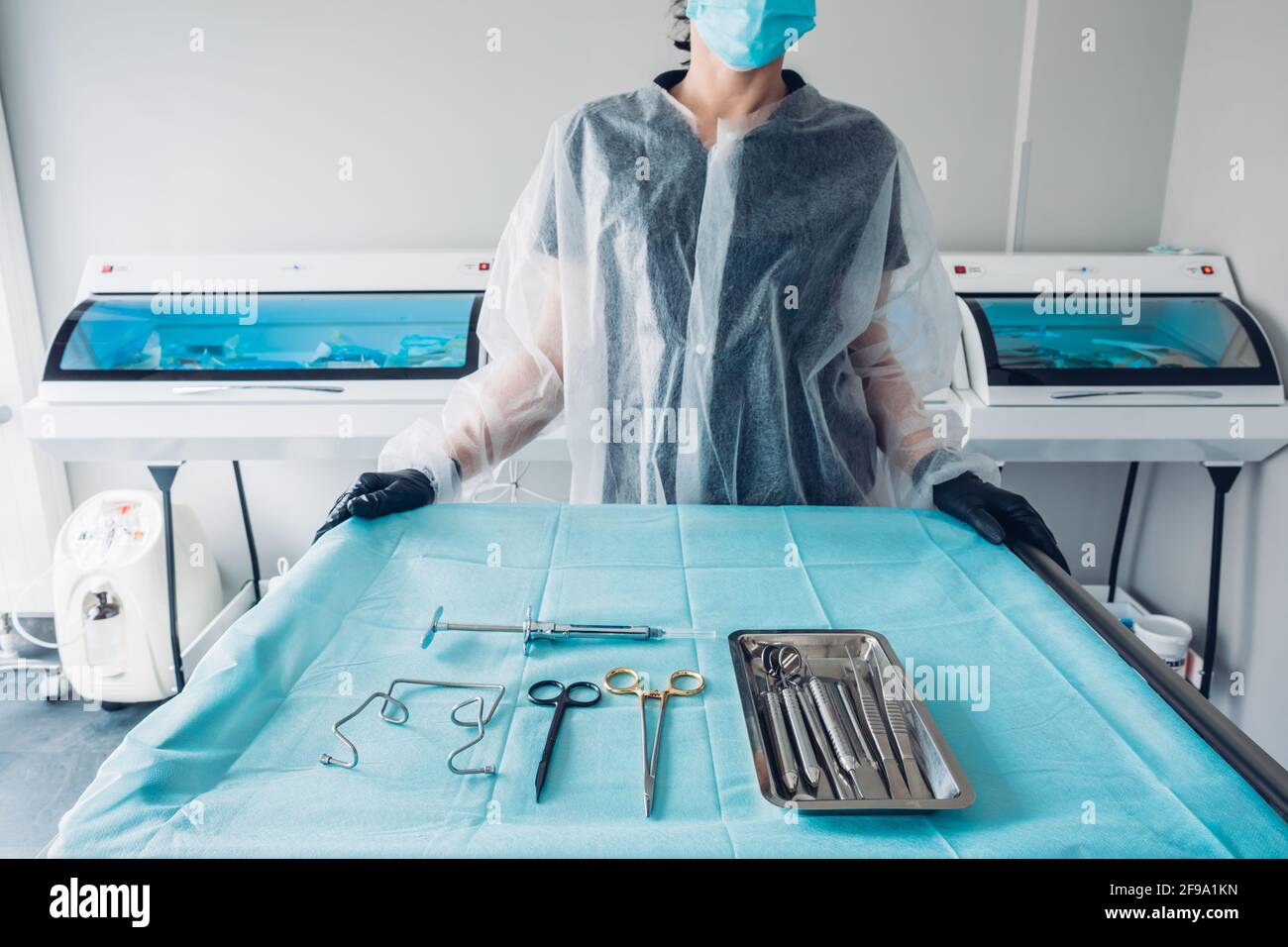 Krankenschwester bereitet Tisch mit einem Satz steriler chirurgischer Instrumente für Eine Zahnarztpraxis Stockfoto Krankenschwester bereitet Tisch mit einem Satz steriler chirurgischer Instrumente für Eine Zahnarztpraxis Stockfoto