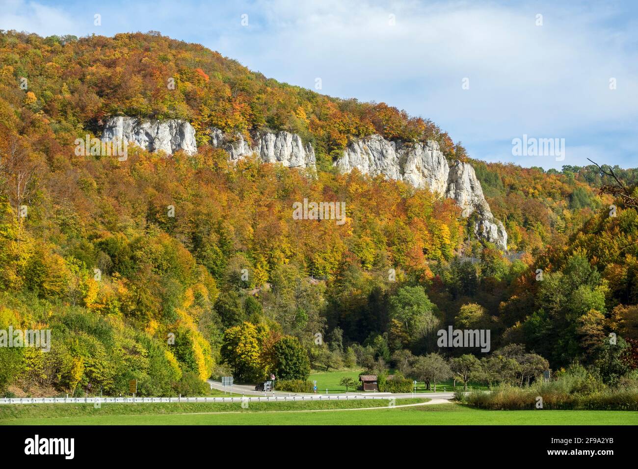 Deutschland, Baden-Württemberg, Bad Urach - Whiting, Linke Wittlinger Felsen im Ermstal auf der rechten Talseite. Stockfoto