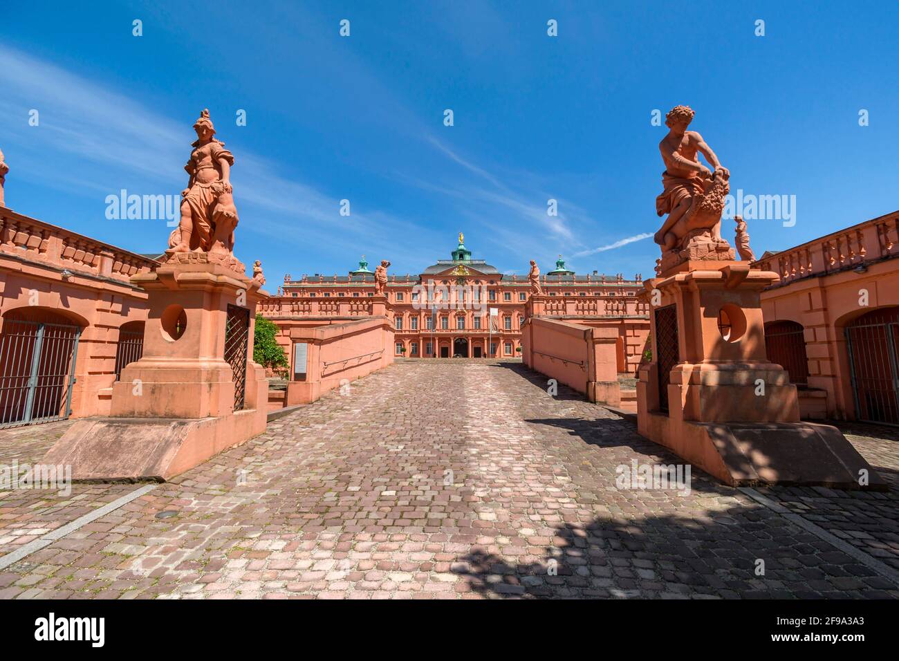 Deutschland, Baden-Württemberg, Rastatt, Wohnhaus, Zentralgebäude mit Jupiter-Statue. Die Runde wurde unter Markgraf Ludwig Wilhelm von Baden-Baden gebaut. Stockfoto