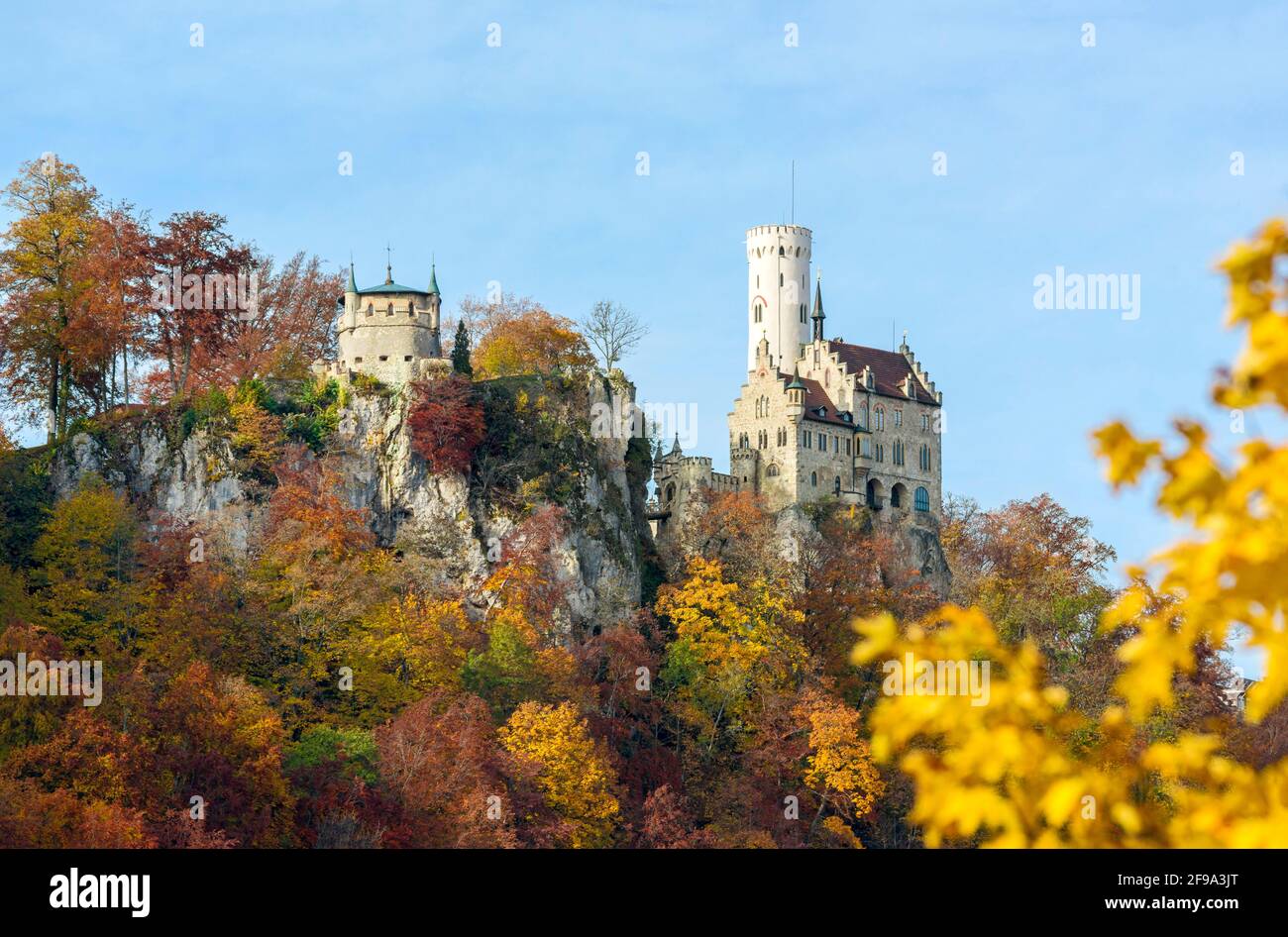 Deutschland, Baden-Württemberg, Lichtenstein - Honau, Schloss Lichtenstein, das Märchenschloss der Herzöge, Grafen von Württemberg und Urach, das im 19. Jahrhundert auf steilen Felsen erbaut wurde, ist ein beliebtes Ausflugsziel. Stockfoto
