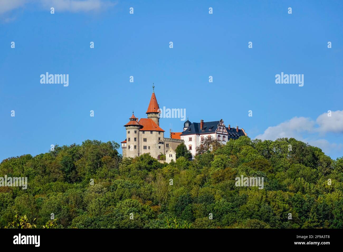 Die Veste Heldburg war eine mittelalterliche Hochburg, die im 16. Jahrhundert als Palast im Renaissancestil umgebaut wurde. Zu Beginn des 14. Jahrhunderts befand sich das Schloss im Besitz der Grafen von Henneberg-Schleusingen. 1374 fiel die Heldburg an die Wettins. Auf der Festung befindet sich das Deutsche Schlossmuseum, das im September 2016 eröffnet wurde. Stockfoto