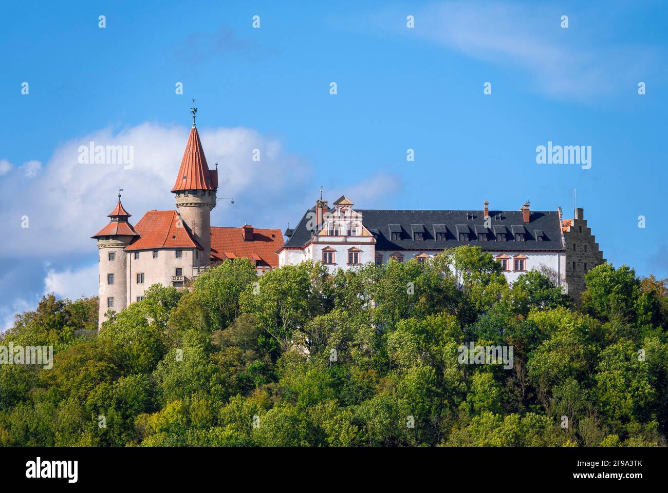 Die Veste Heldburg war eine mittelalterliche Hochburg, die im 16. Jahrhundert als Palast im Renaissancestil umgebaut wurde. Zu Beginn des 14. Jahrhunderts befand sich das Schloss im Besitz der Grafen von Henneberg-Schleusingen. 1374 fiel die Heldburg an die Wettins. Auf der Festung befindet sich das Deutsche Schlossmuseum, das im September 2016 eröffnet wurde. Stockfoto