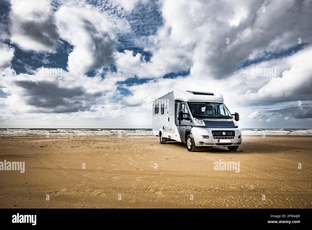 Wohnmobil an einem Sandstrand am Meer Stockfoto