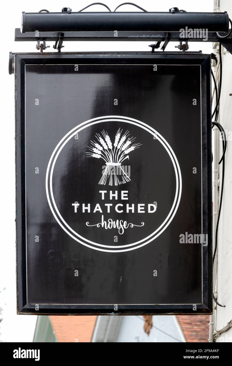 Traditionelles hängendes Pub-Schild am Reetgedeckten Haus, Limmer Lane, Bognor Regis, West Sussex, England, VEREINIGTES KÖNIGREICH Stockfoto