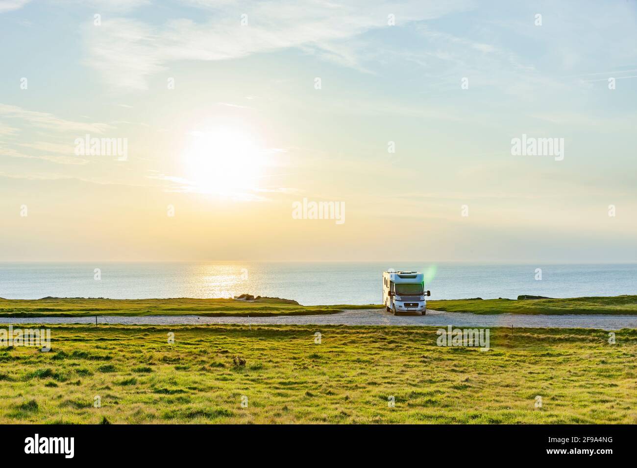 Wohnmobil an der Küste mit Meerblick Stockfoto