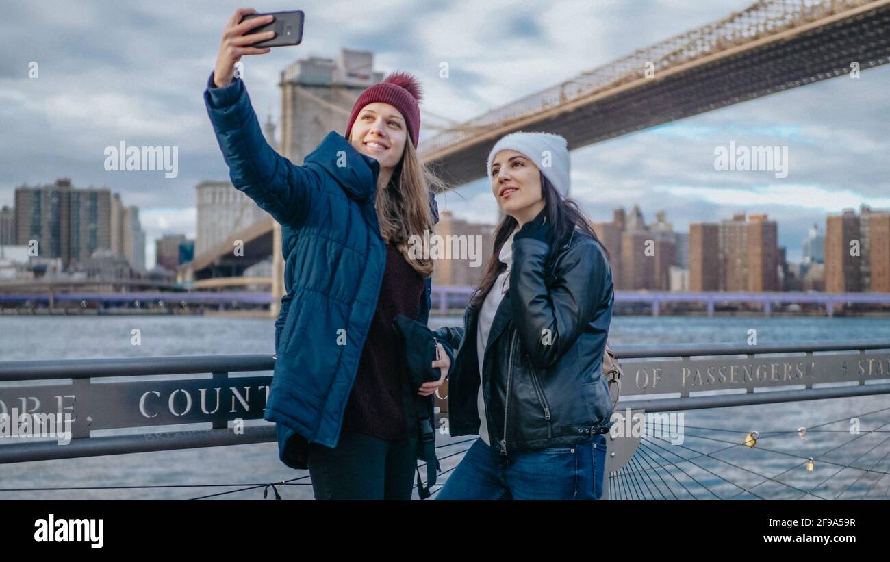 Zwei Mädchen auf einer Besichtigungstour nach New York City Am Hudson River - Reisefotografie Stockfoto