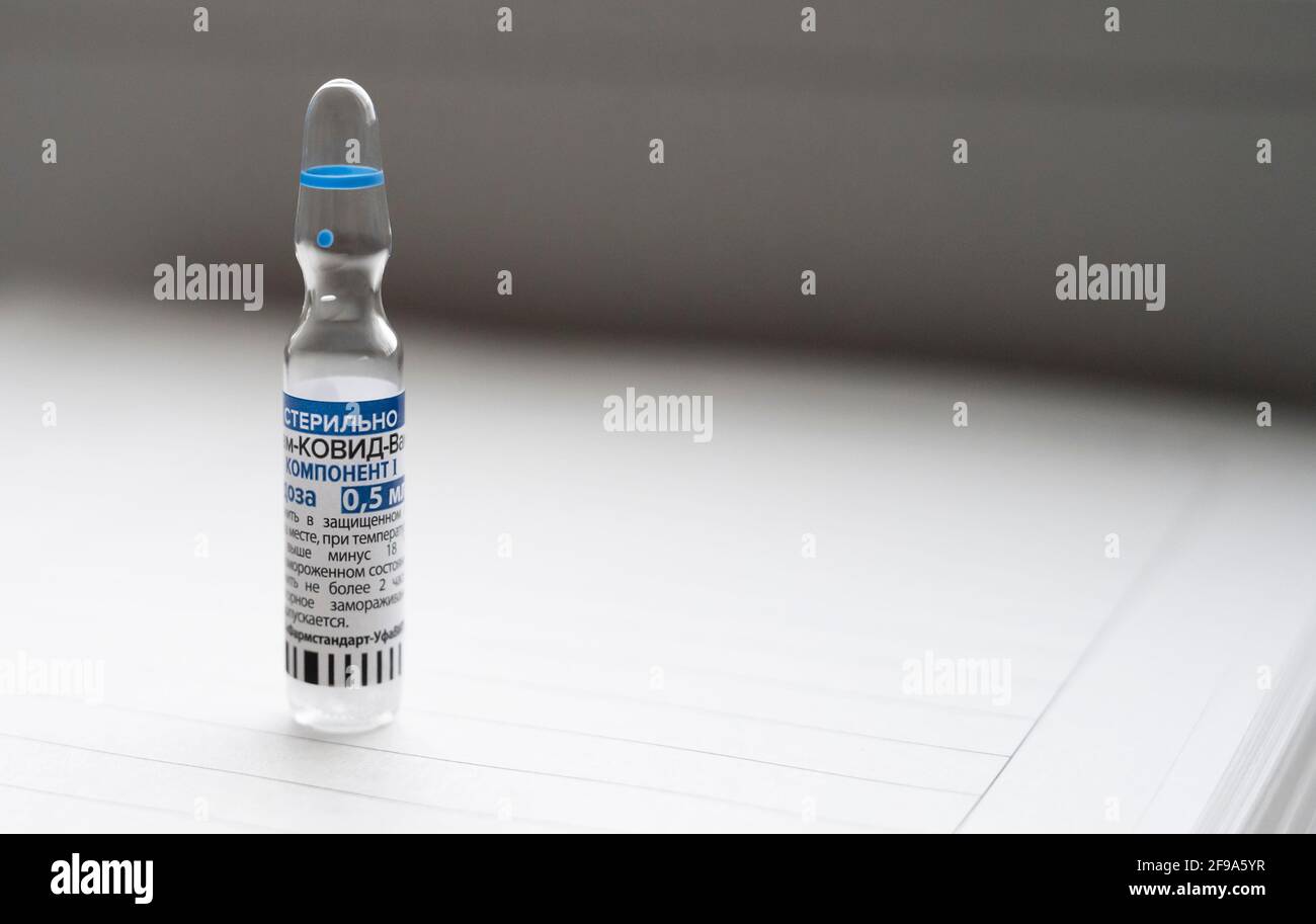Impfstoff Sputnik V. Beschriftung in russischer Sprache Gam-Kovid-Vak Stockfoto