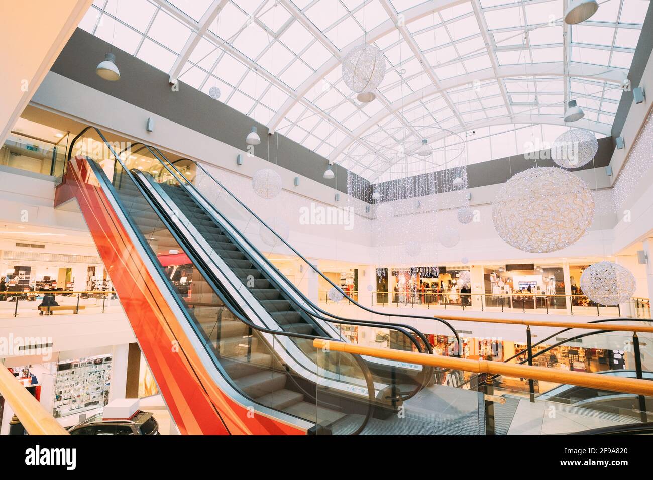 Rolltreppe Im Modernen Einkaufszentrum Stockfoto