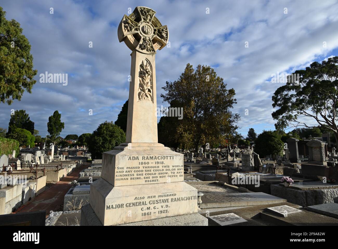 Das Grab von Ada Ramaciotti (1860-1918) und ihres Mannes Generalmajor Gustave Ramaciotti (1861-1927) auf dem Brighton General Cemetery. Stockfoto