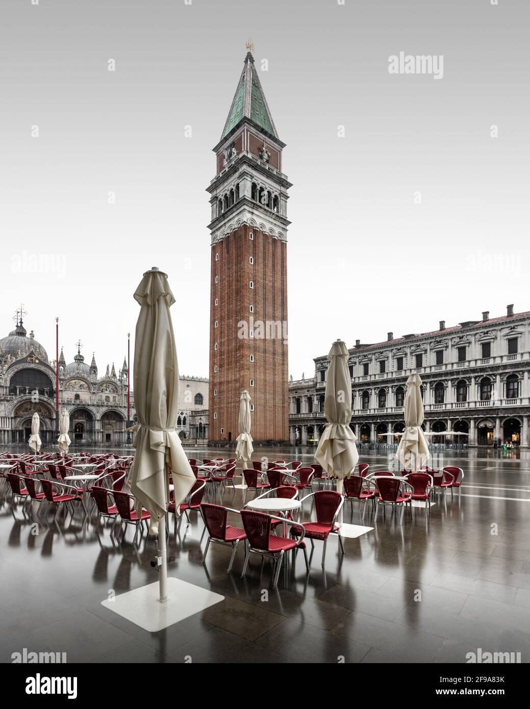 Morgens ist der Markusplatz in Venedig oft leer. Es gibt weniger Besucher in der Stadt, vor allem in den kühleren Wintermonaten. Ein- bis zweimal im Monat überflutet die berühmte Flut den Markusplatz und sorgt für schöne Reflexionen. Stockfoto