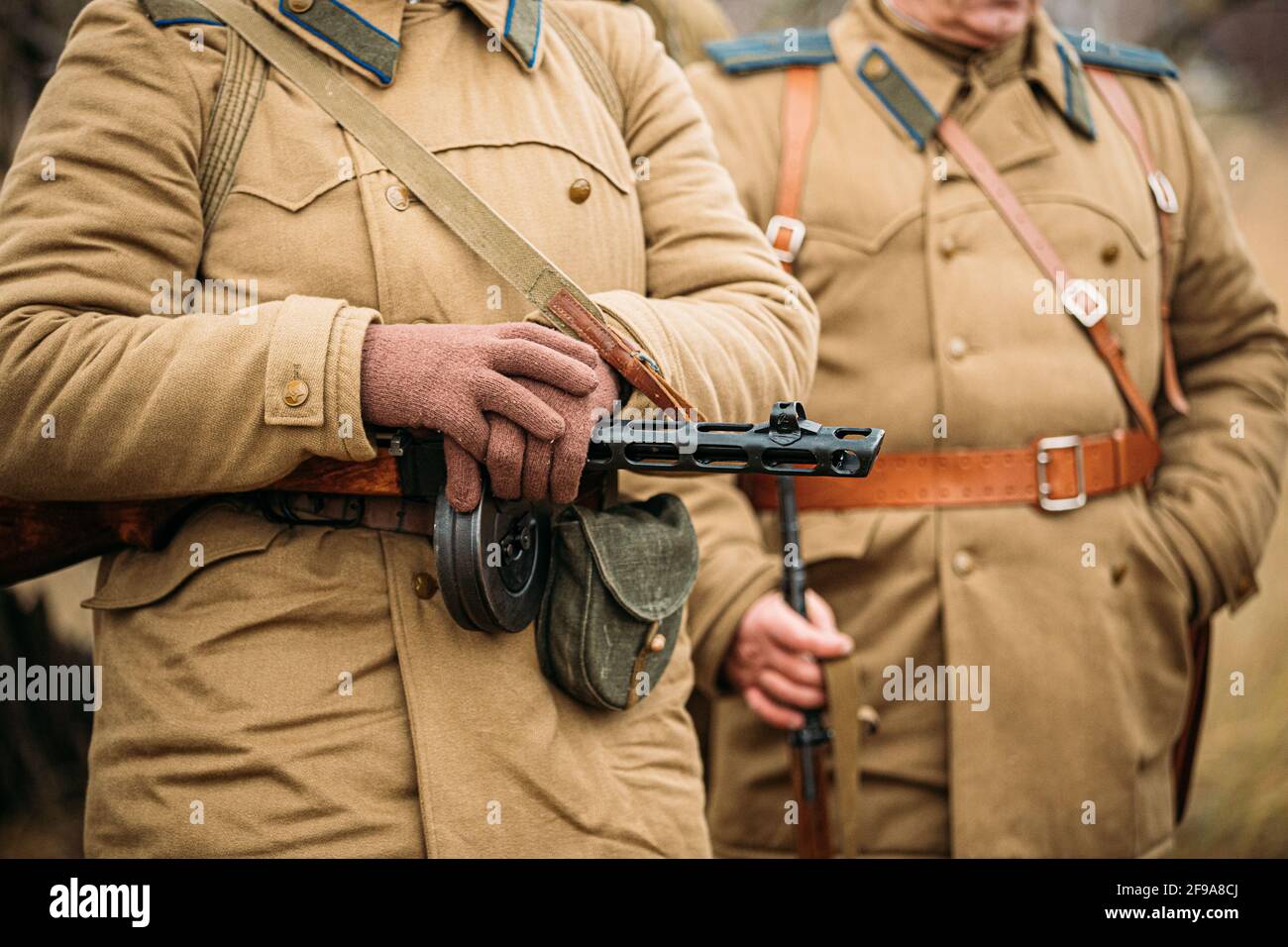 Re-enactor gekleidet als russische Sowjetische Infanterie Soldat des Zweiten Weltkriegs mit Sub-Maschine Waffe. Rote Armee Soldat des Zweiten Weltkriegs 2 Mal Stockfoto