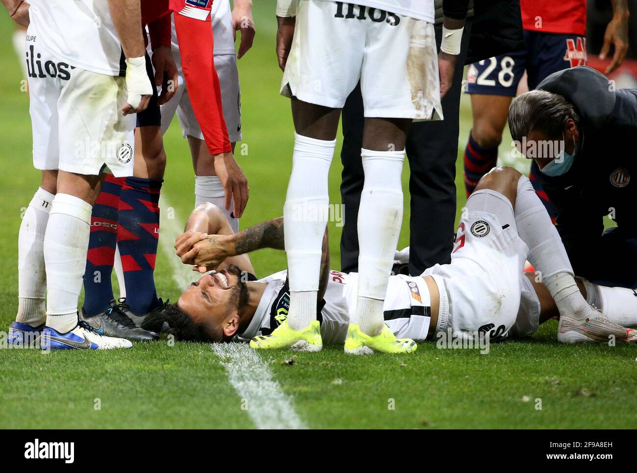 Pedro Mendes aus Montpellier wird beim Fußballspiel der französischen Ligue 1 zwischen LOSC und HSC Montpellier am 16. April 2021 im Pierre-Mauroy-Stadion in Villeneuve-d'Ascq in der Nähe von Lille, Frankreich, schwer verletzt - Foto Jean Catuffe / DPPI Stockfoto