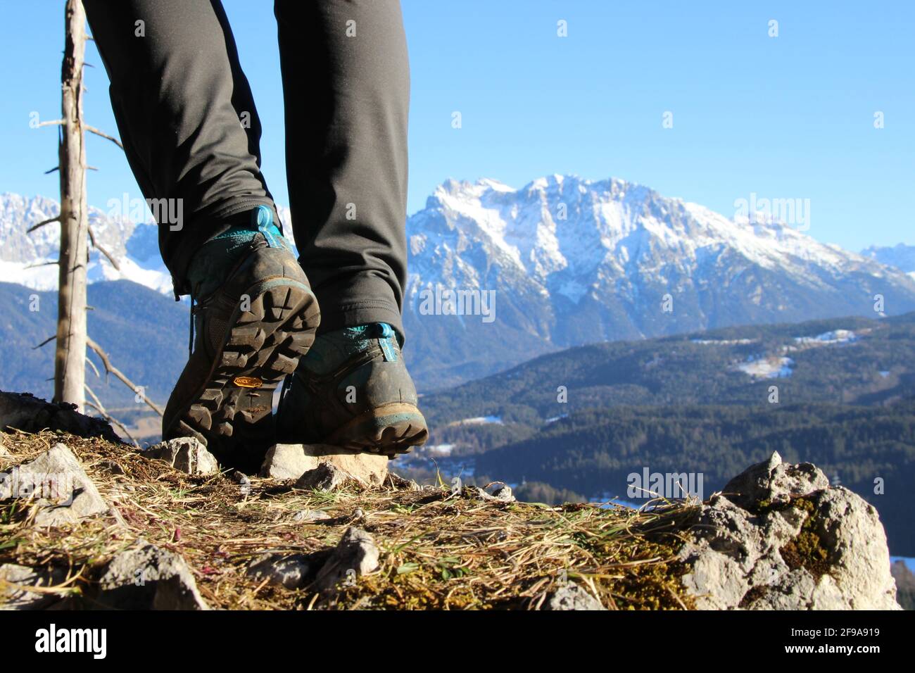 Wanderung zum Gerolderkreuz, junge Frauenfüße von hinten, Deutschland, Bayern, Werdenfels, Geroldsee, Blick, Karwendel, Herbsteuropa, Oberbayern, Werdenfelser Land, alpen, Berglandschaft, Berge, Karwendelgebirge, Landschaft, Schließen Krün, Natur, Ruhe, Stille, Idylle, Saison, Stockfoto