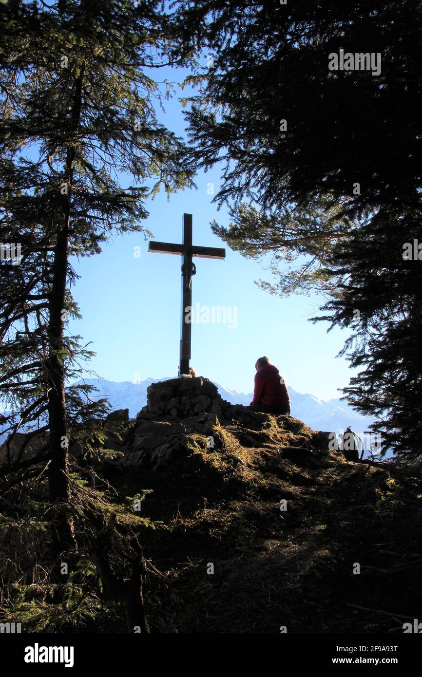 Wanderung zum Gerolderkreuz, junge Frau macht Pause, Deutschland, Bayern, Werdenfels, Geroldsee, Blick, Karwendel, Herbsteuropa, Oberbayern, Werdenfelser Land, Alpen, Berglandschaft, Berge, Karwendelgebirge, Landschaft, Bei Krün, See, Wagenbrüchsee, Natur, Ruhe, Stille, Idylle, Jahreszeit, Stockfoto