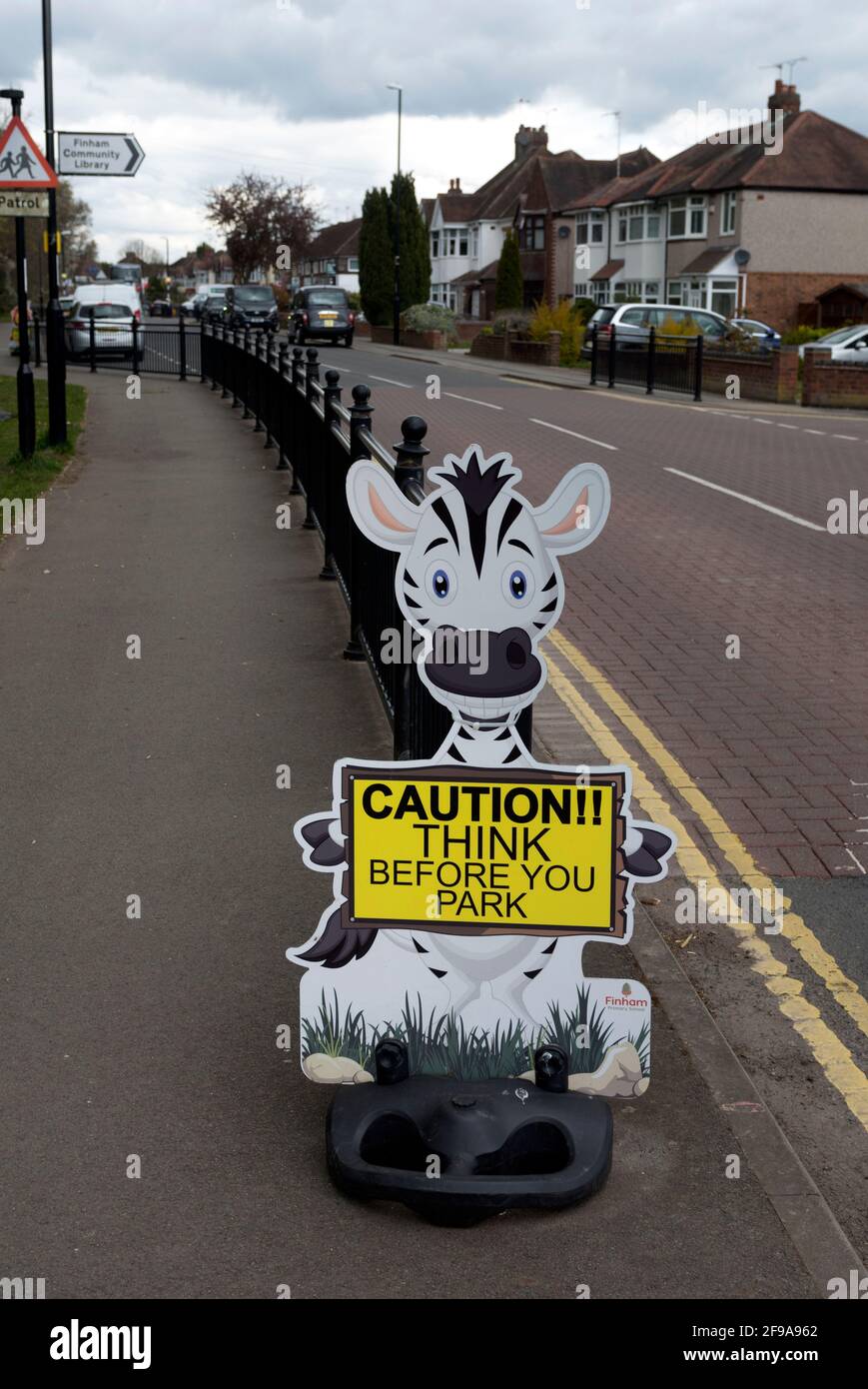 „Achtung!! Denken Sie daran, bevor Sie parken' Schild, von Finham Primary School , Coventry, West Midlands, England, Großbritannien Stockfoto