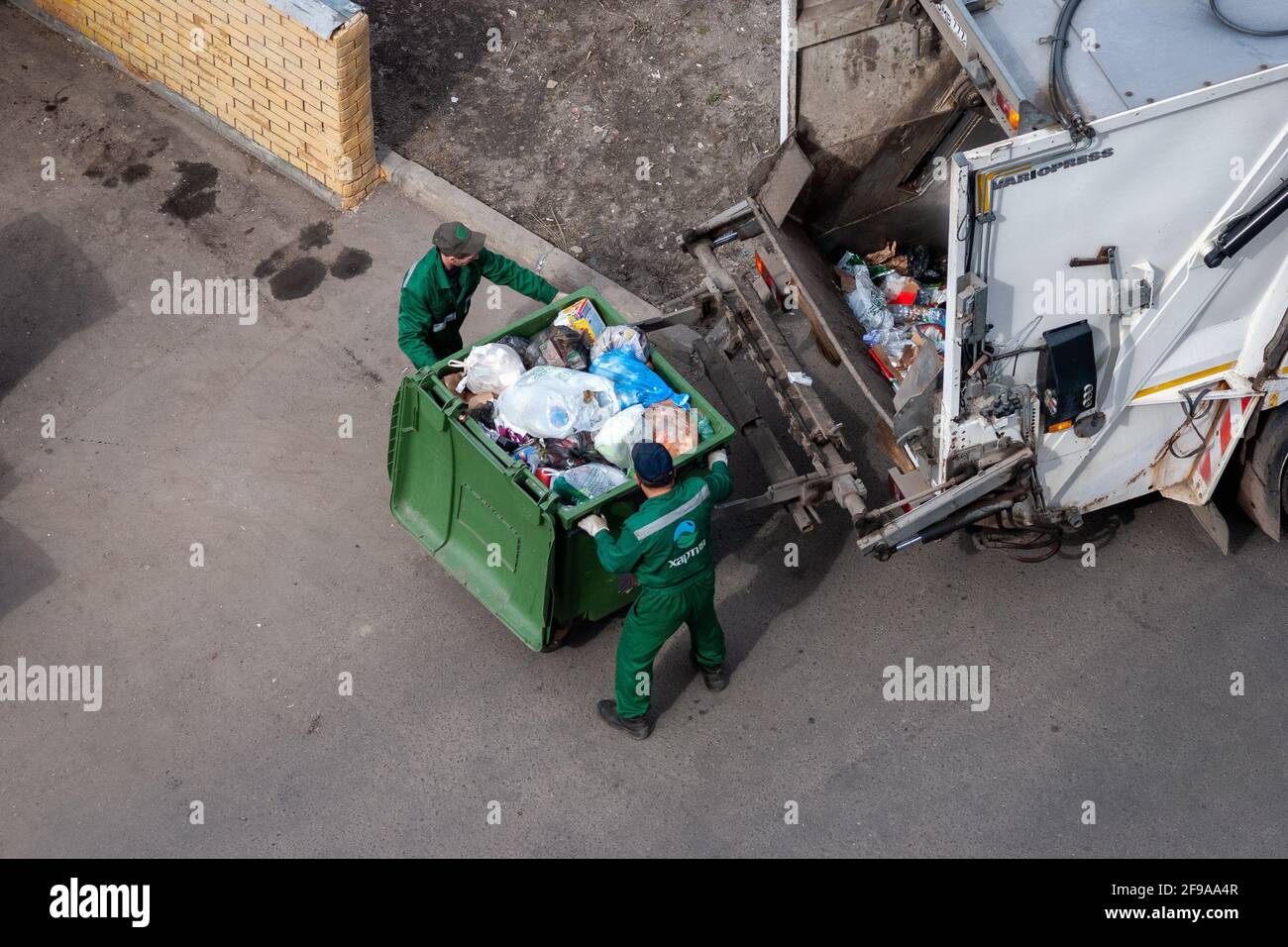 Arbeiter bei der Müllabfuhr, die Müllwagen verladen, Moskau,15.04.2021 Stockfoto
