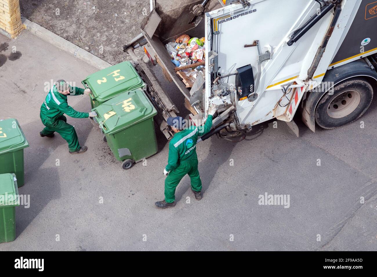 Arbeiter pflücken festen Siedlungsabfall Verladung Müllwagen, Moskau,15.04.2021 Stockfoto