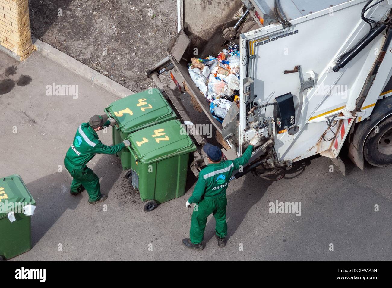 Müllsammlungsarbeiter sammeln festen Abfall, Moskau,15.04.2021 Stockfoto