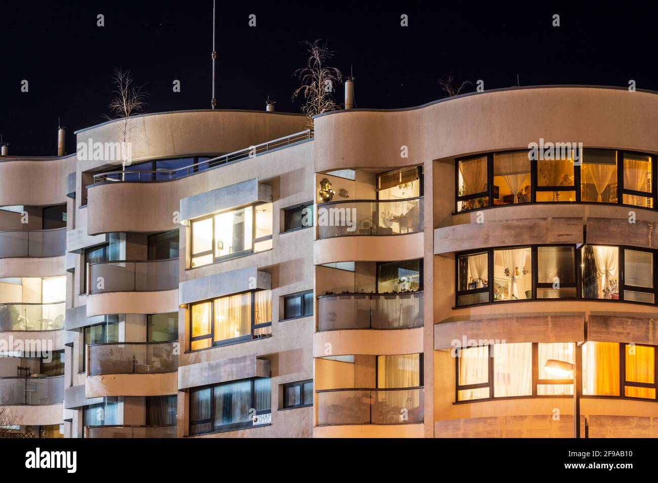 Wien, Mehrfamilienhaus, beleuchtete Wohnungen, Nacht, Loggien, Haus des Wohnparks Neue Donau im Jahr 22. Donaustadt, Wien, Österreich Stockfoto