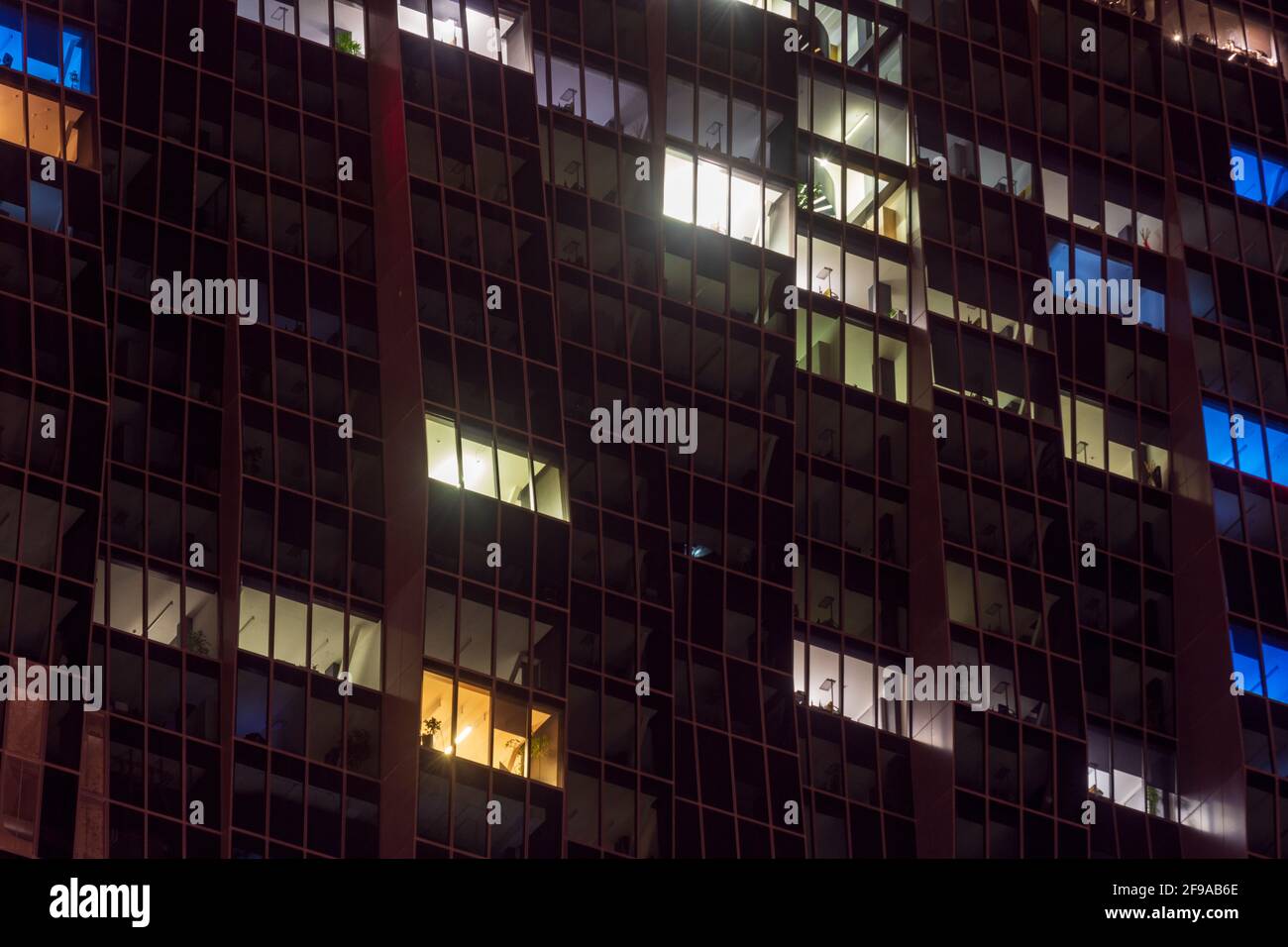 Wien, Bürogebäude, beleuchtete Büros, Nacht, Hochhaus DC Tower 1 im Jahr 22. Donaustadt, Wien, Österreich Stockfoto