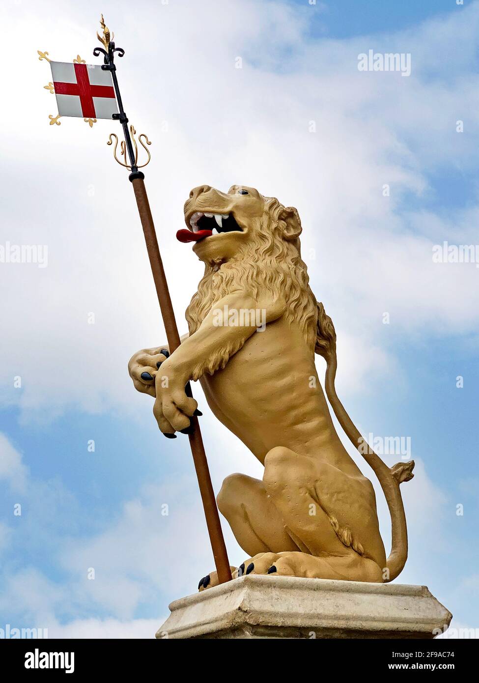 Die neu renovierten goldenen Löwen werden in die Stadt Bargate zurückgebracht. Die Löwen stehen seit Jahrhunderten über der Stadt. Southampton, Großbritannien Stockfoto