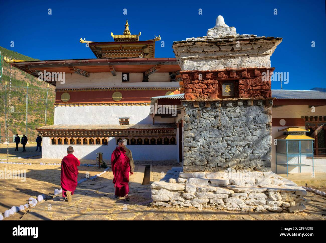 Der Chimi Lhakhang ist ein buddhistisches Kloster in Bhutan. Es liegt in der Nähe von Sopsokha Dorf im Punakha Bezirk von Bhutan. Pilger und Touristen hav Stockfoto