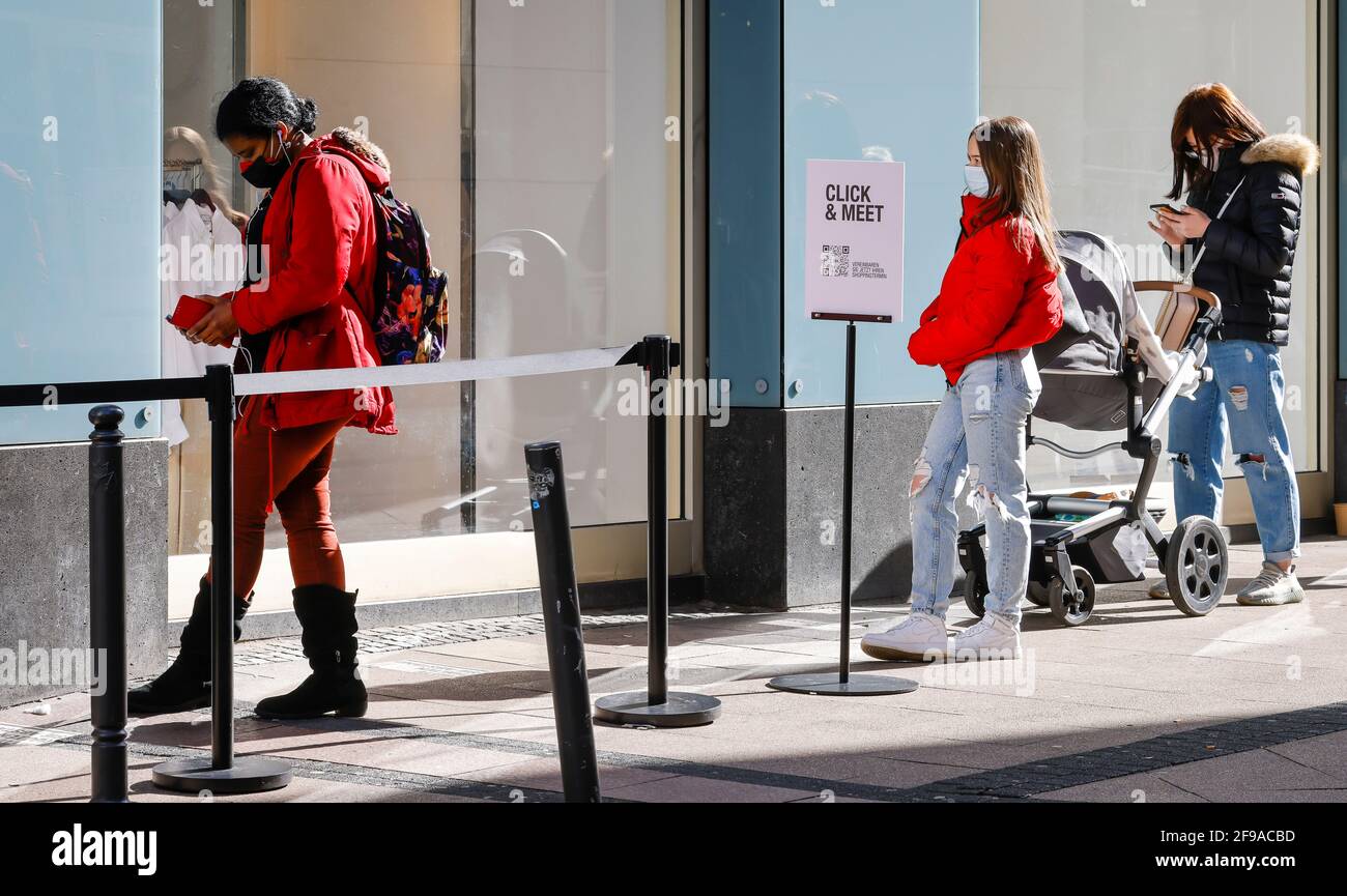 Essen, Nordrhein-Westfalen, Deutschland - Einzelhandel in Zeiten der Coronapandemie mit der zweiten Sperrung sind die Geschäfte in Nordrhein-Westfalen unter bestimmten Bedingungen teilweise geöffnet, klicken Sie auf Zara, registrieren Sie sich online oder scannen Sie den QR-Code vor Ort mit Ihrem Mobiltelefon ein und kaufen Sie sofort ein. Stockfoto