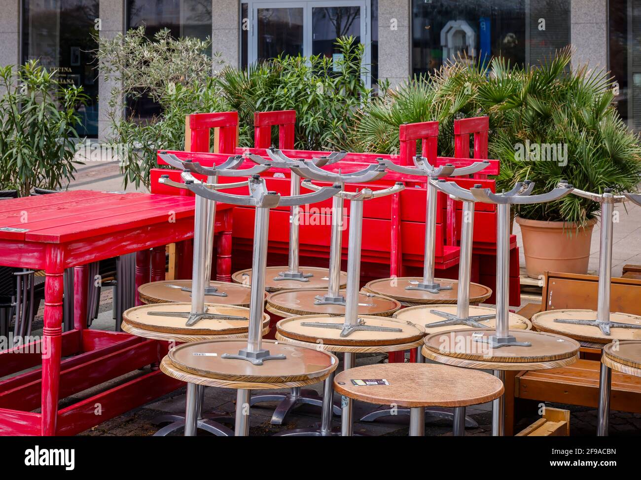 Essen, Nordrhein-Westfalen, Deutschland - verlassene Einkaufsstraßen während der zweiten Sperre, Coronakrise, geschlossene Restaurants und Geschäfte am Kennedyplatz. Stockfoto