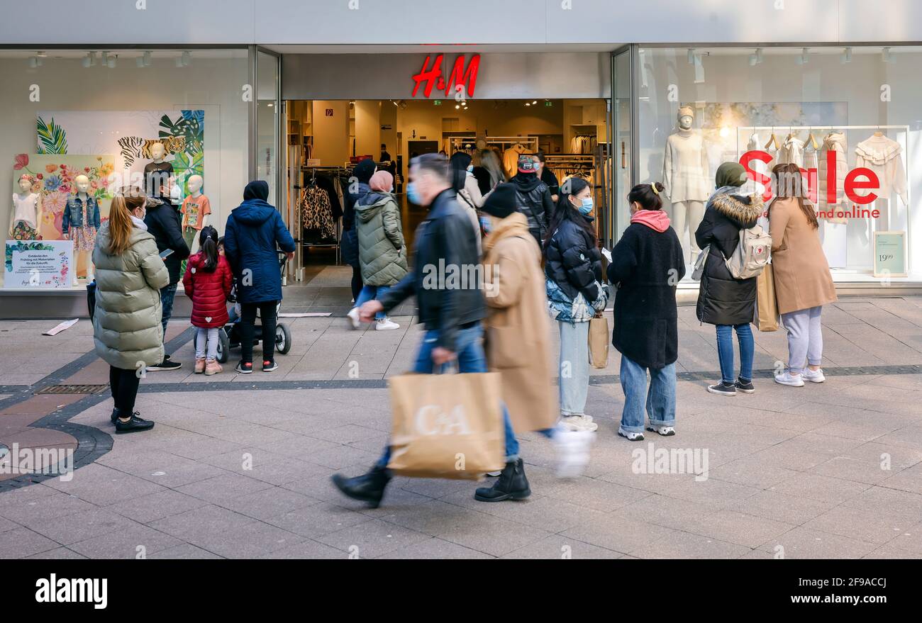 Essen, Nordrhein-Westfalen, Deutschland - Einzelhandel in Zeiten der Coronapandemie mit der zweiten Sperrung sind die Geschäfte in Nordrhein-Westfalen unter bestimmten Bedingungen teilweise geöffnet, klicken & treffen bei H&M, registrieren Sie sich online oder direkt vor Ort und vereinbaren Sie einen Einkaufstermin. Stockfoto