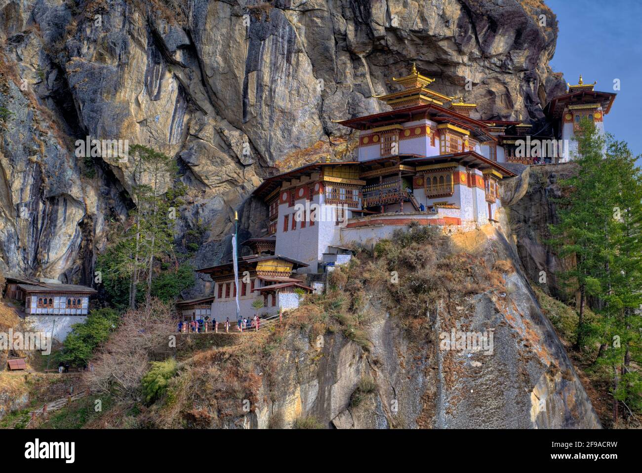 Taktshang klammert sich an den Felsen, der 800 Meter (über 2,600 Fuß) über dem Tal ragt und sich 2,950 Meter (9,678 Fuß) über dem Meeresspiegel befindet. It Stockfoto