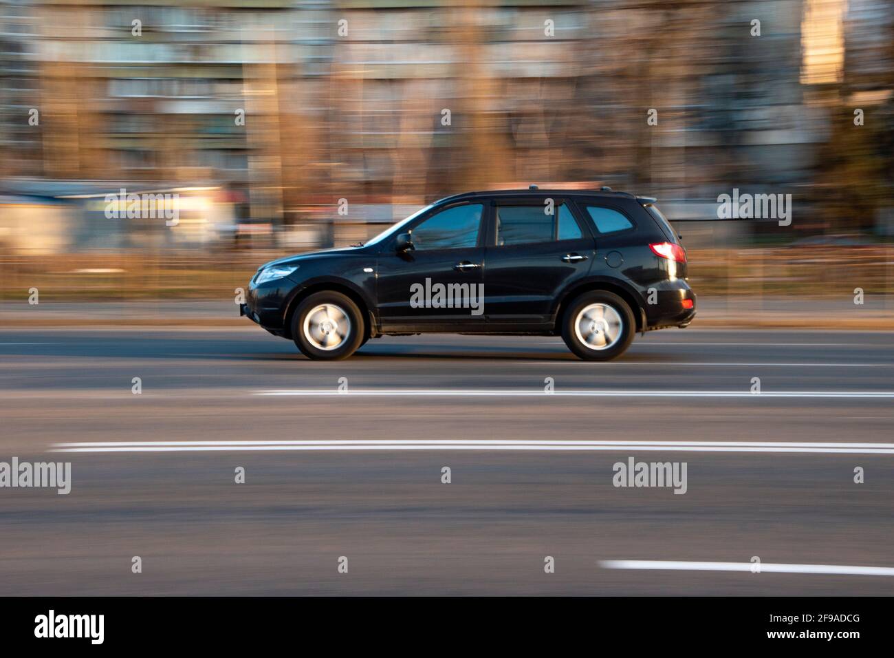 Ukraine, Kiew - 2. März 2021: Schwarzer Toyota FJ Cruiser Auto bewegt sich  auf der Straße Stockfotografie - Alamy
