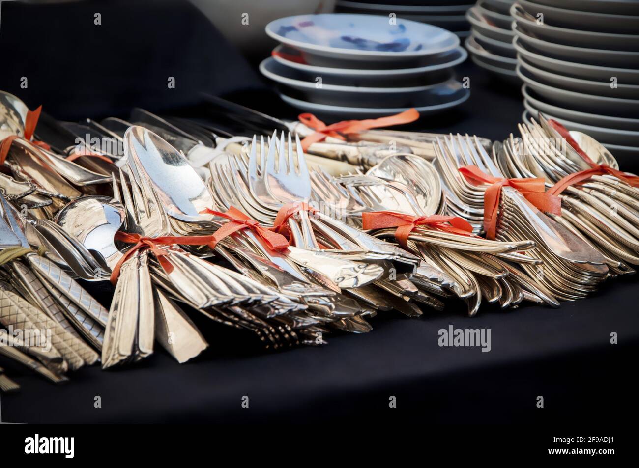 Altes vintage Silber Besteck zusammen mit rotem Band für gebunden Verkauf auf einem Antiquitätenmarkt Stockfoto