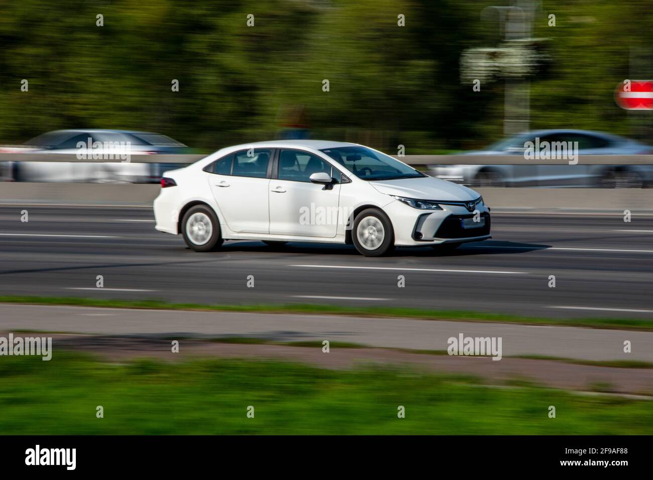 Ukraine, Kiew - 10. Dezember 2020: Weißer Toyota Corolla bewegt sich auf der Straße Stockfoto