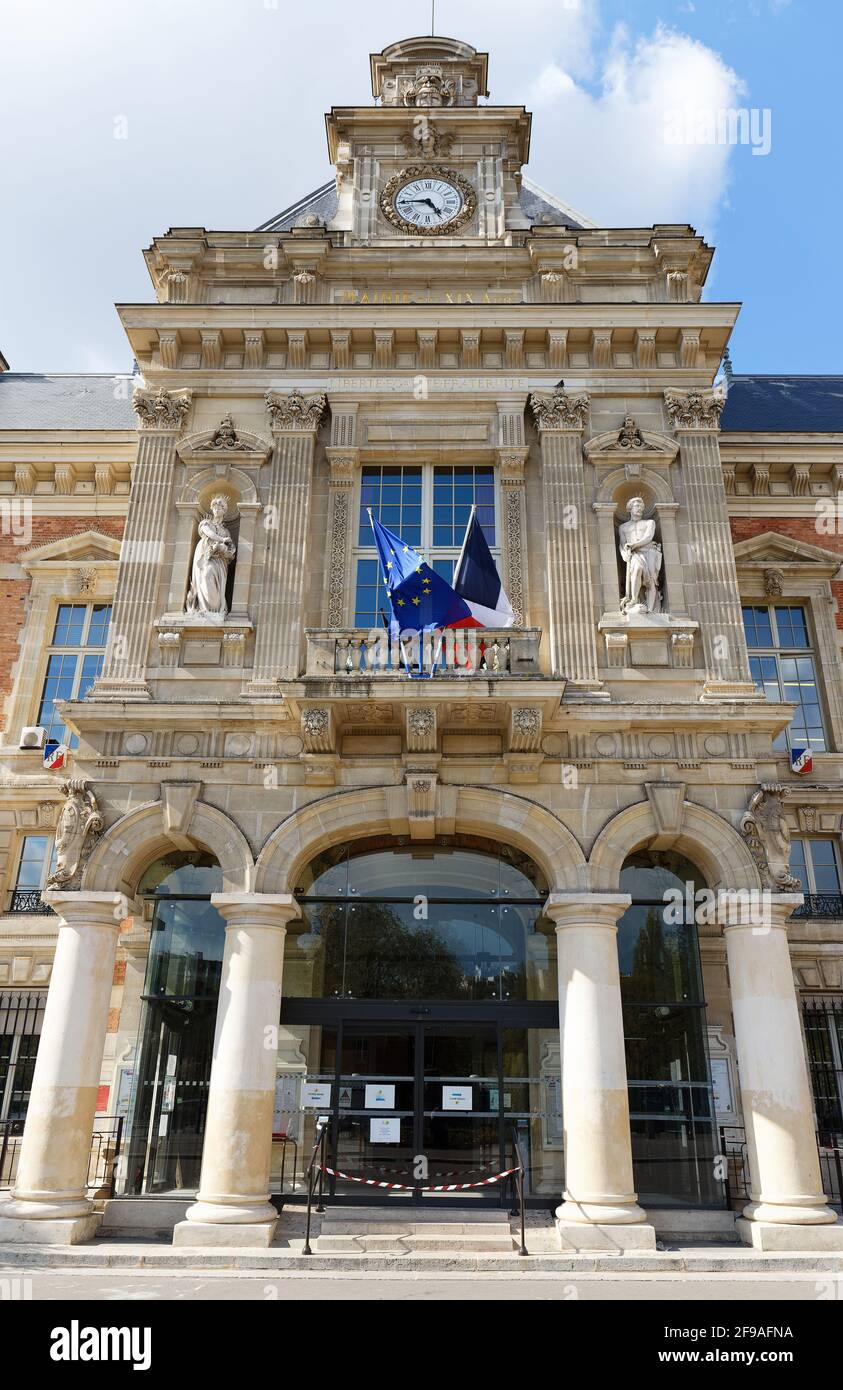 Das Rathaus des 19. Bezirks befindet sich in der Nähe des Parks Buttes-Chaumont, Paris, Frankreich. Stockfoto