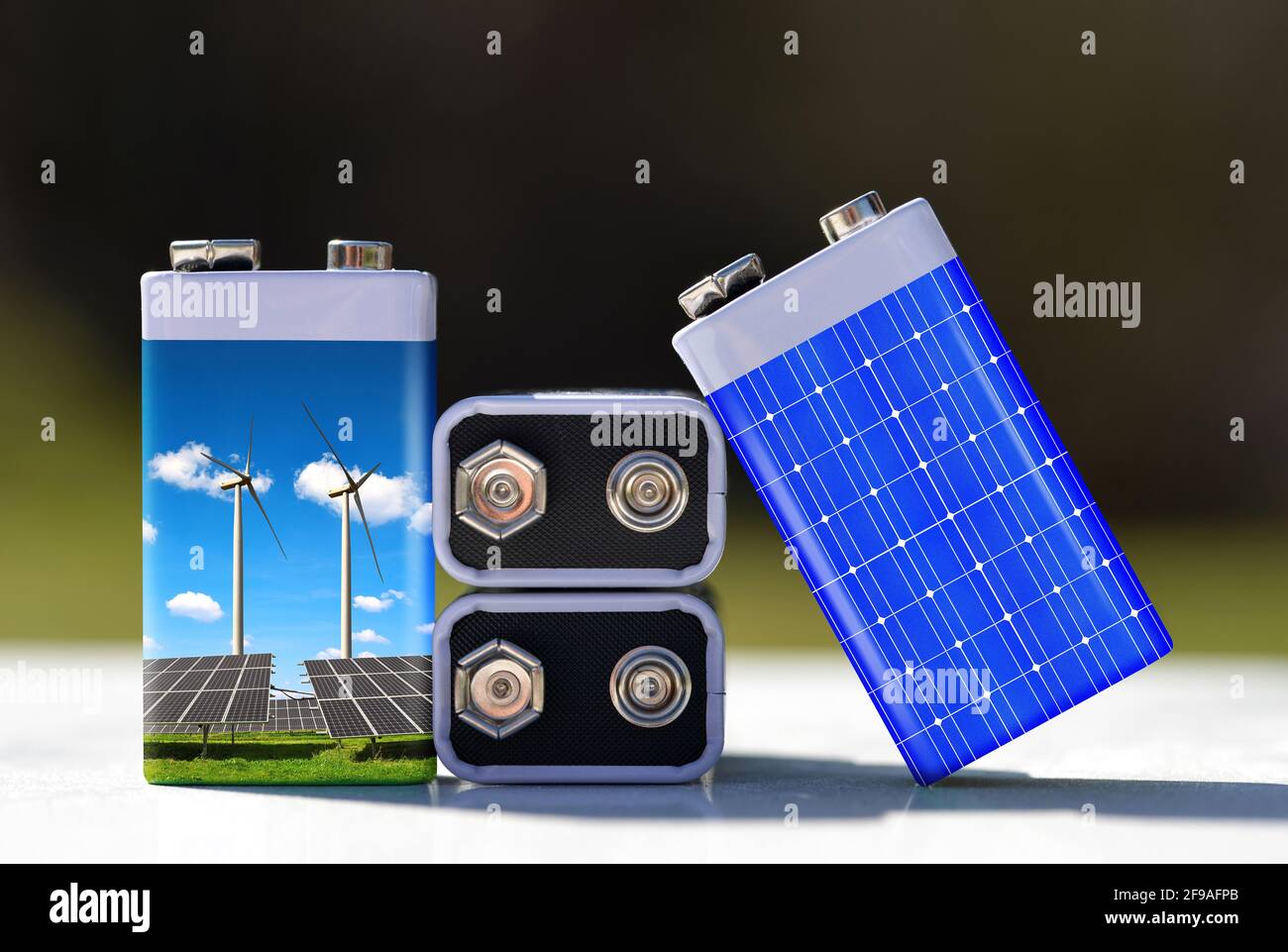 Batterie mit Sonnenkollektoren und Windkraftanlagen. Das Konzept nachhaltiger Ressourcen oder grüner Energie. Stockfoto