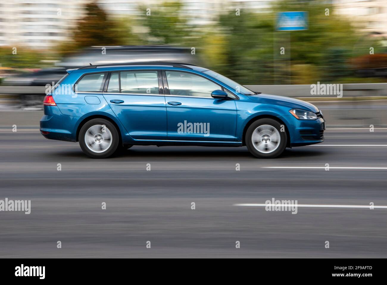 Ukraine, Kiew - 1. Oktober 2020: Blaues Volkswagen Golf Variant Auto bewegt sich auf der Straße Stockfoto