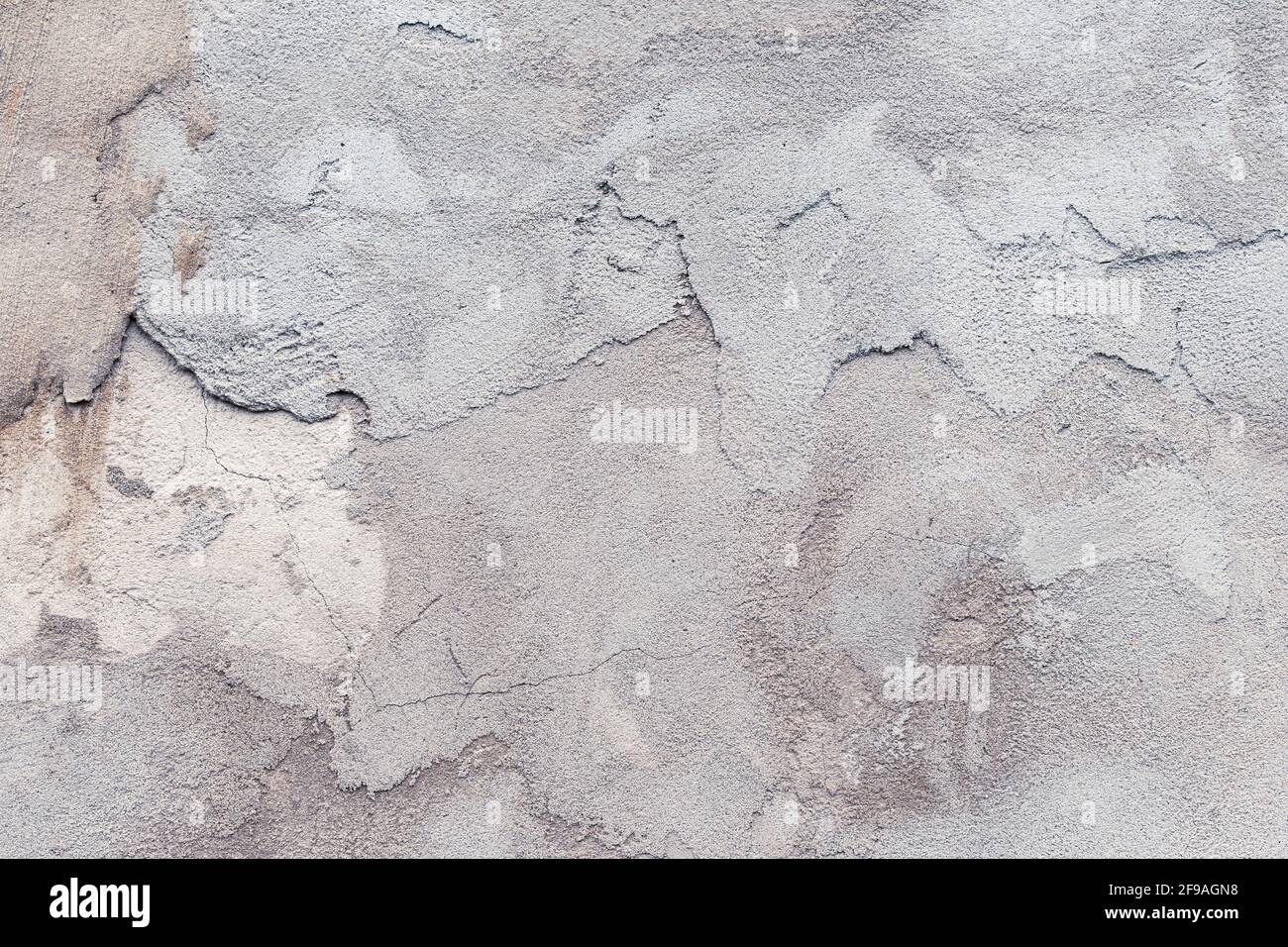 Betonwand, Zementstruktur, grauer, schmutziger Boden, abstrakter Hintergrund, urbanes Dekorationsdesign. Rissige Oberfläche des Gebäudes. Unordentlicher Stuck, rau Stockfoto
