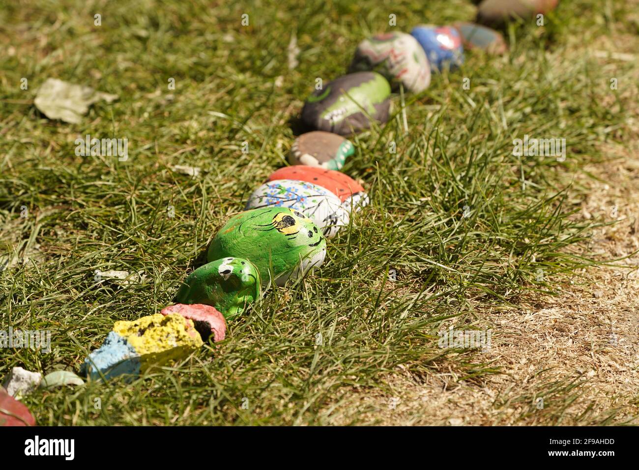 Kindergestrichene Steine helfen allen durch die Pandemie. Stockfoto