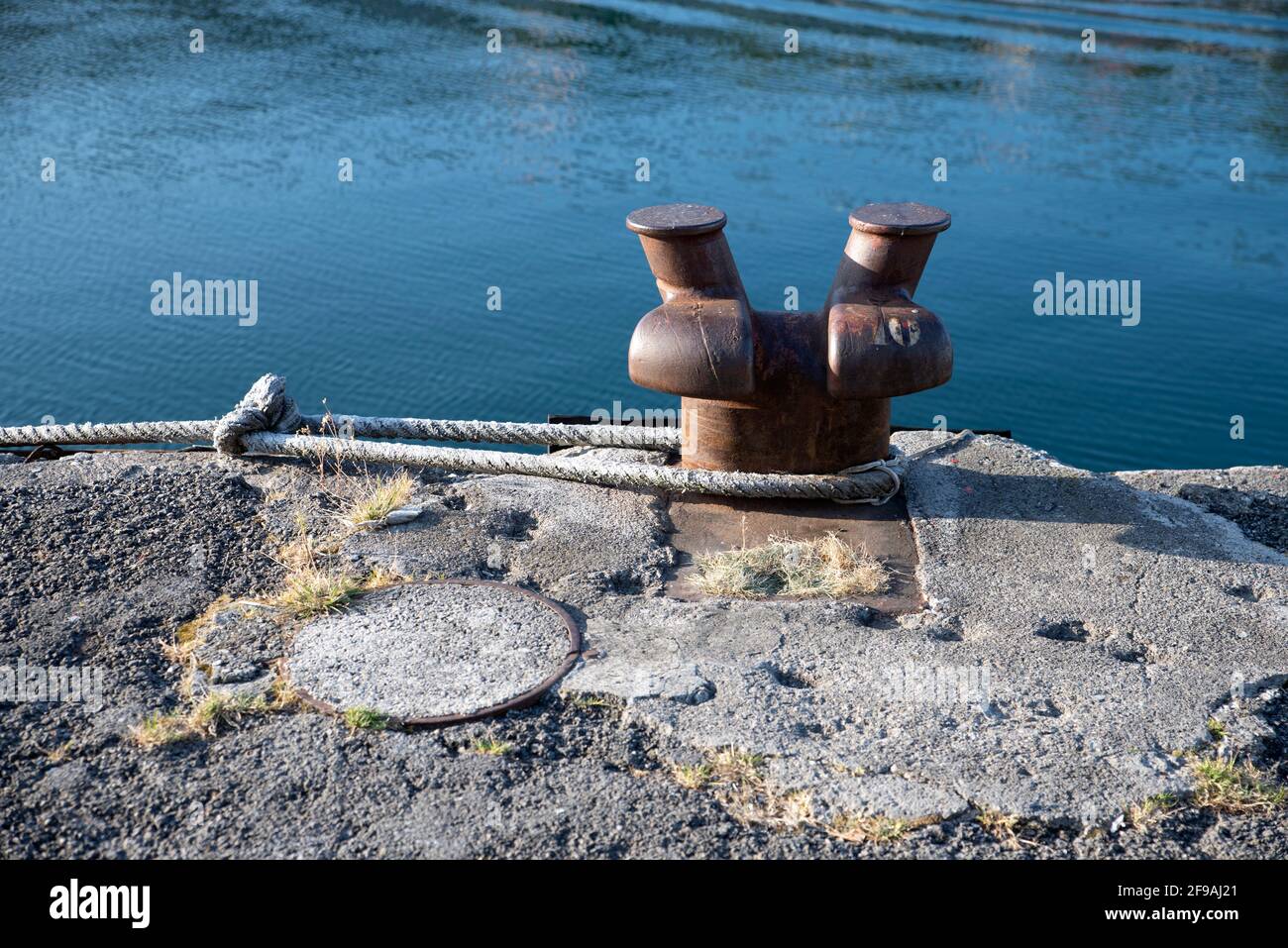 Alte Anlegestelle für Boote im Strandbereich Stockfoto