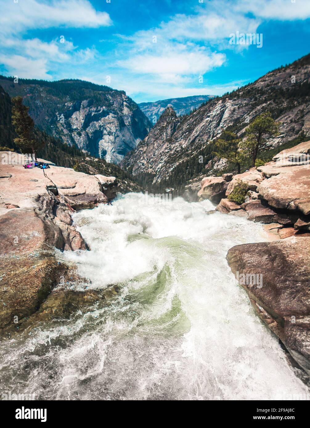 Die Aussicht von oben von Nevada fällt, Rauch aus der Ferguson Brand im Hintergrund sichtbar, Yosemite National Park, Kalifornien Stockfoto