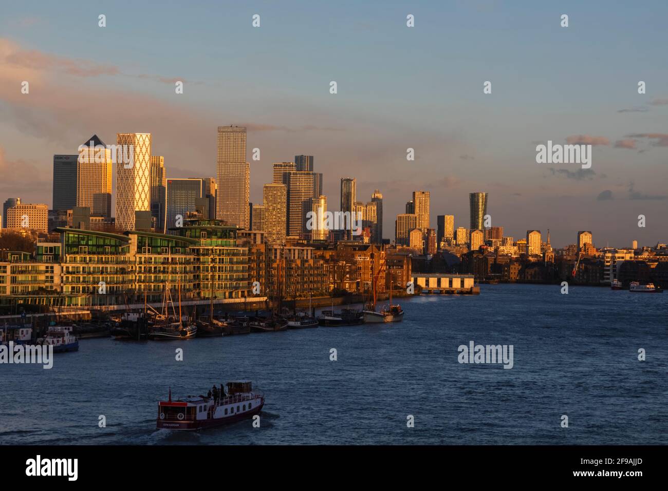 England, London, Docklands, Themse und Canary Wharf Skyline Stockfoto