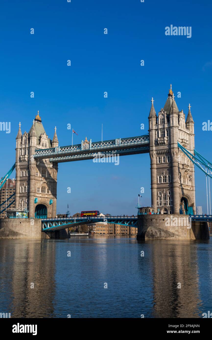 England, London, Tower Bridge und Reflexion in der Themse Stockfoto