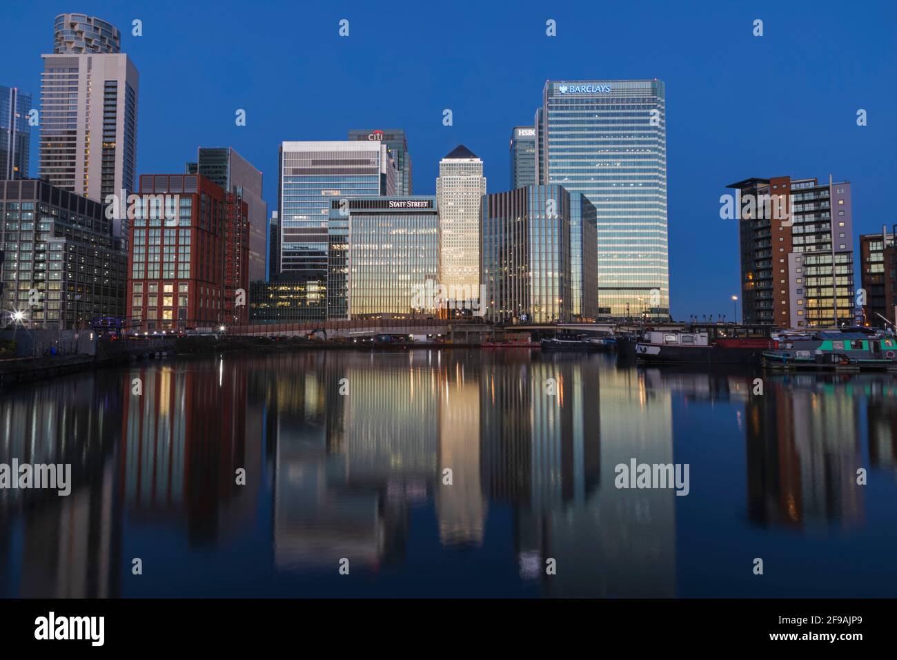 England, London, Docklands, Canary Wharf Skyline und Reflection im Blackwall Basin Stockfoto