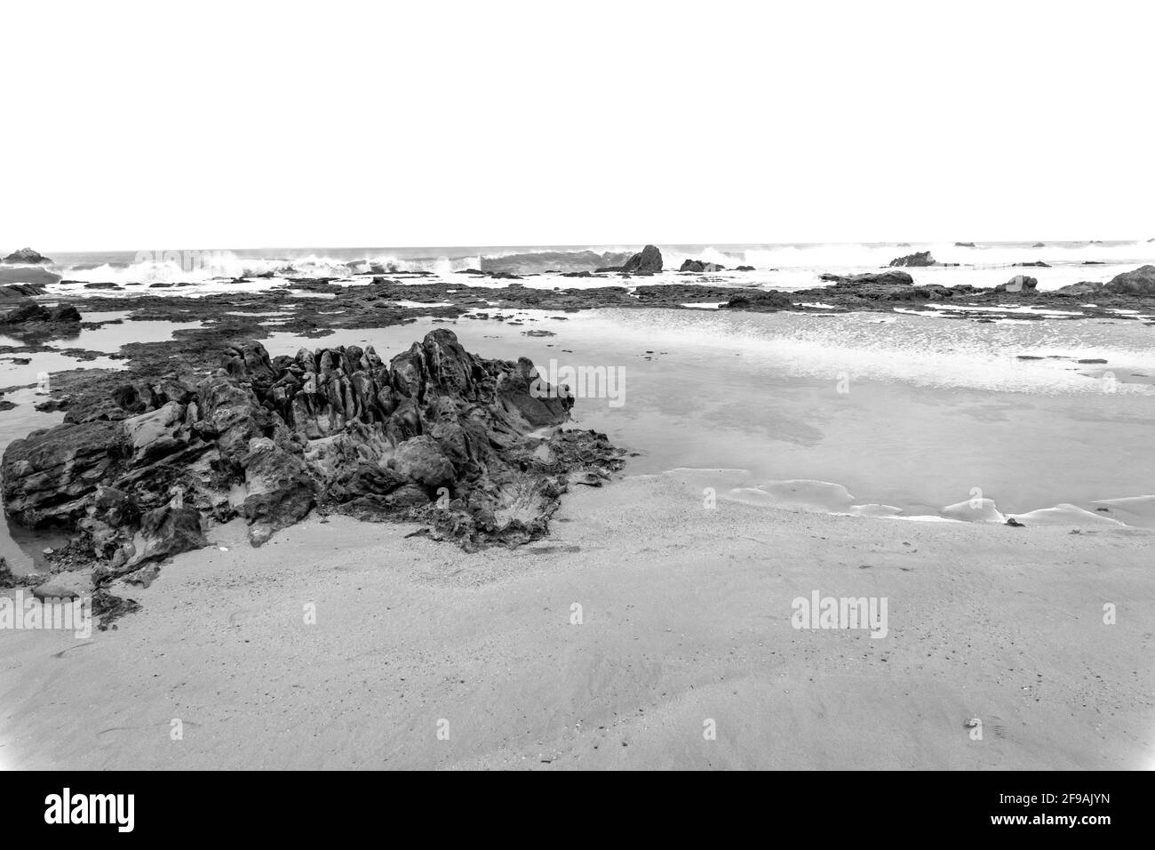 Schwarz-weißer Felsen am strand von legon Pari in Sawarna 3 Stockfoto