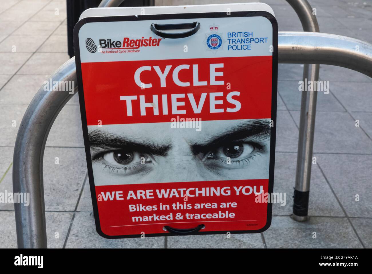 England, London, London Bridge Station, British Transport Police Warnung zu Cycle Thieves Zeichen Stockfoto